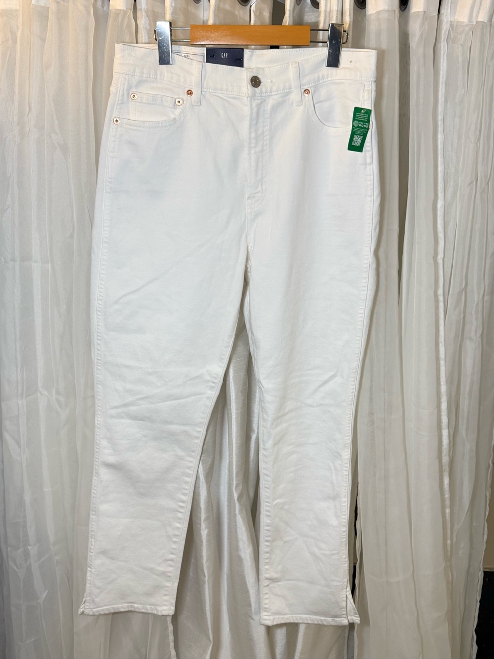 GAP Women’s White Slim Straight Jeans